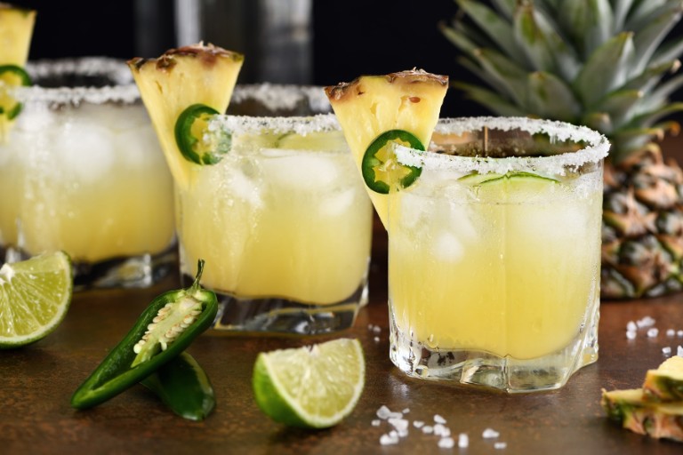 cóctel-alcohólico-piña-margarita-tequila